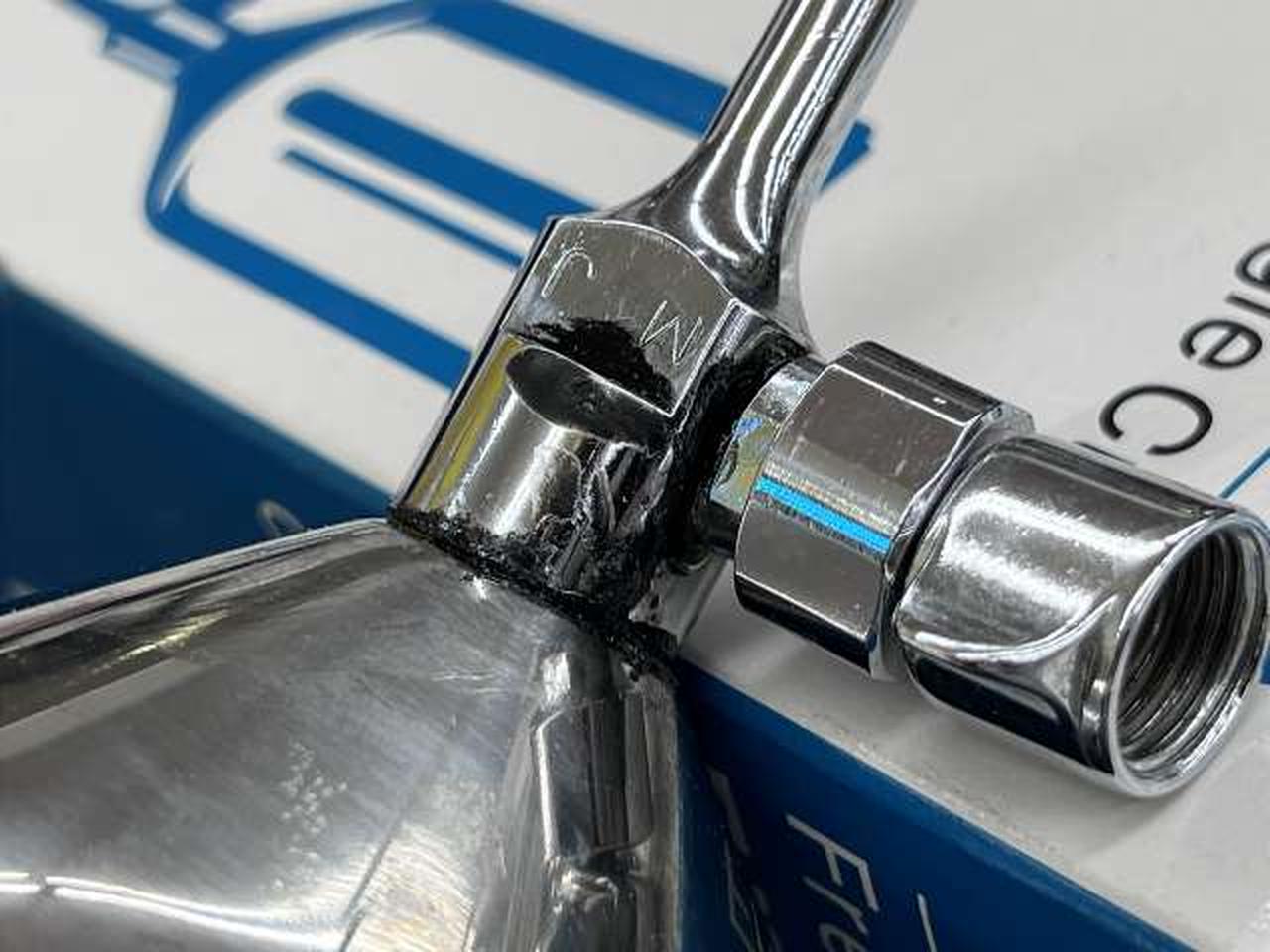 シーリング材の乱れあります。