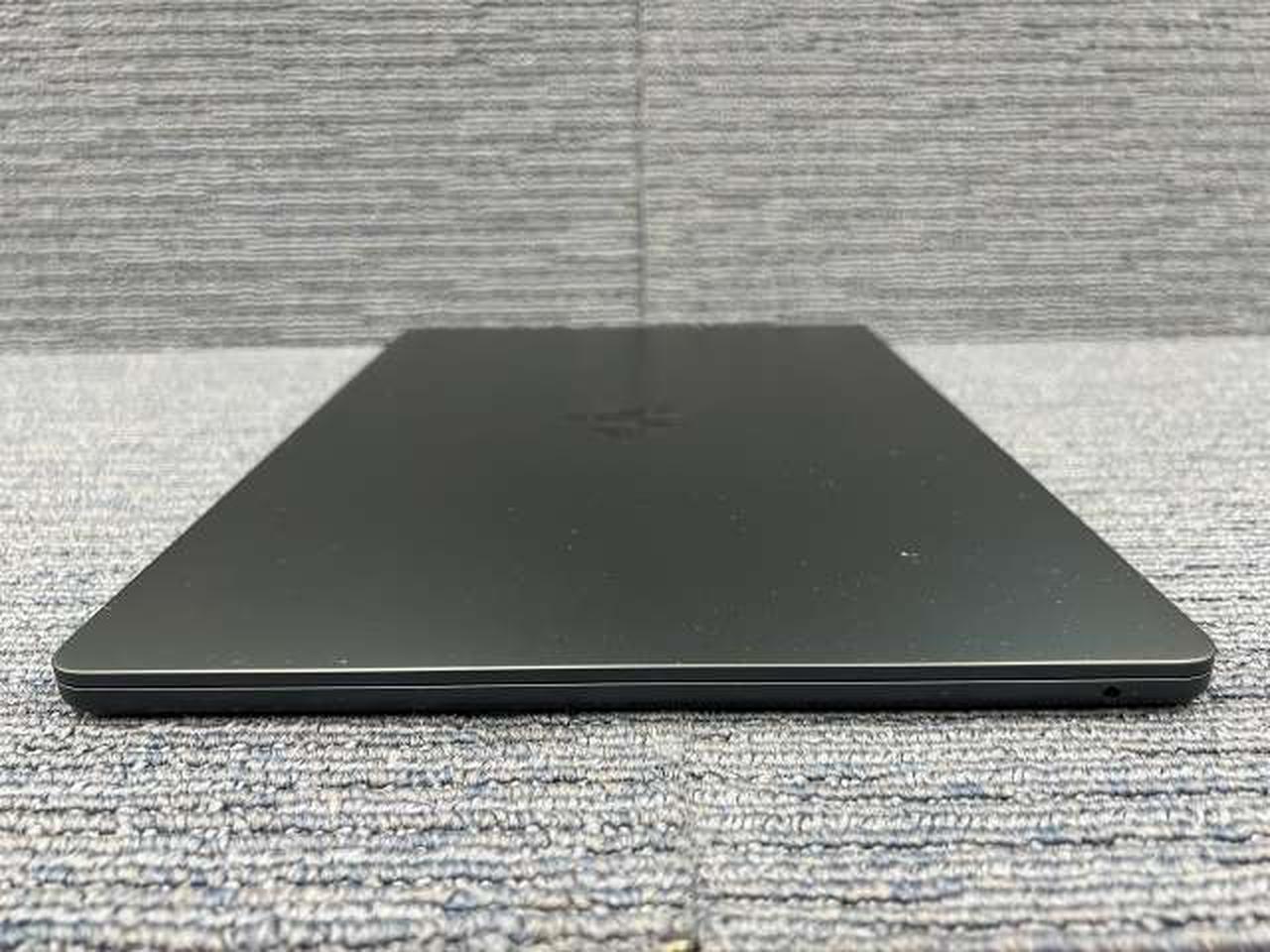 イヤホンジャックのみです。