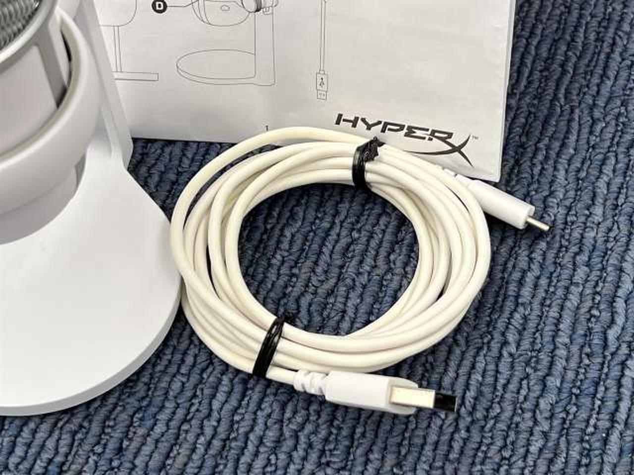 USBケーブルやや黄色いです。