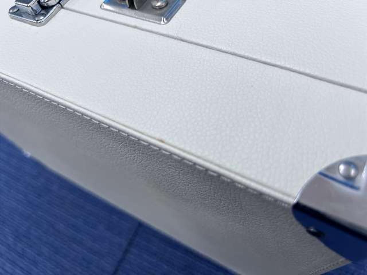 接着糊の変色あります。