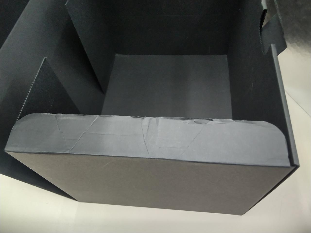 箱に折れがあります。