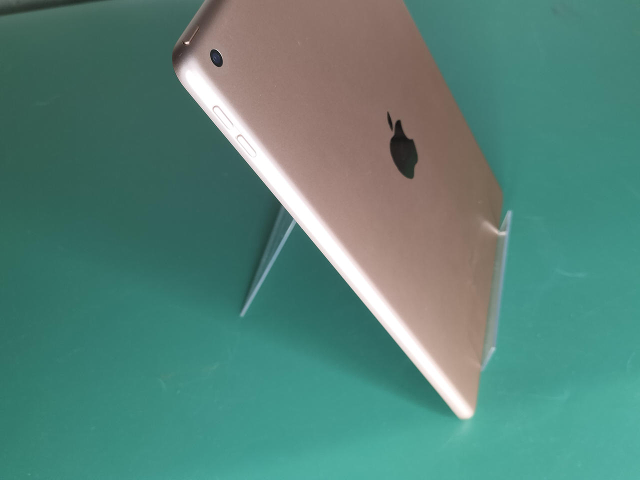 た*ん様 Apple iPad シャンパンゴールド本体MYLC2J/A Apple iPad 10.2インチ 第8世代 Wi-Fi 32GB 2020年秋モデル