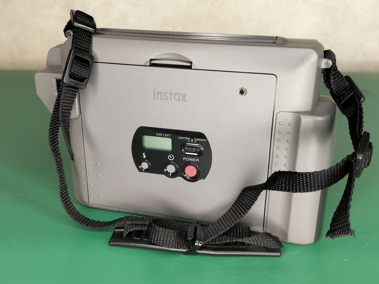 フィルムカメラ Fujifilm instax 500AF FUJIFILM instax 500AF： 最初で最後のAFチェキ – Morography