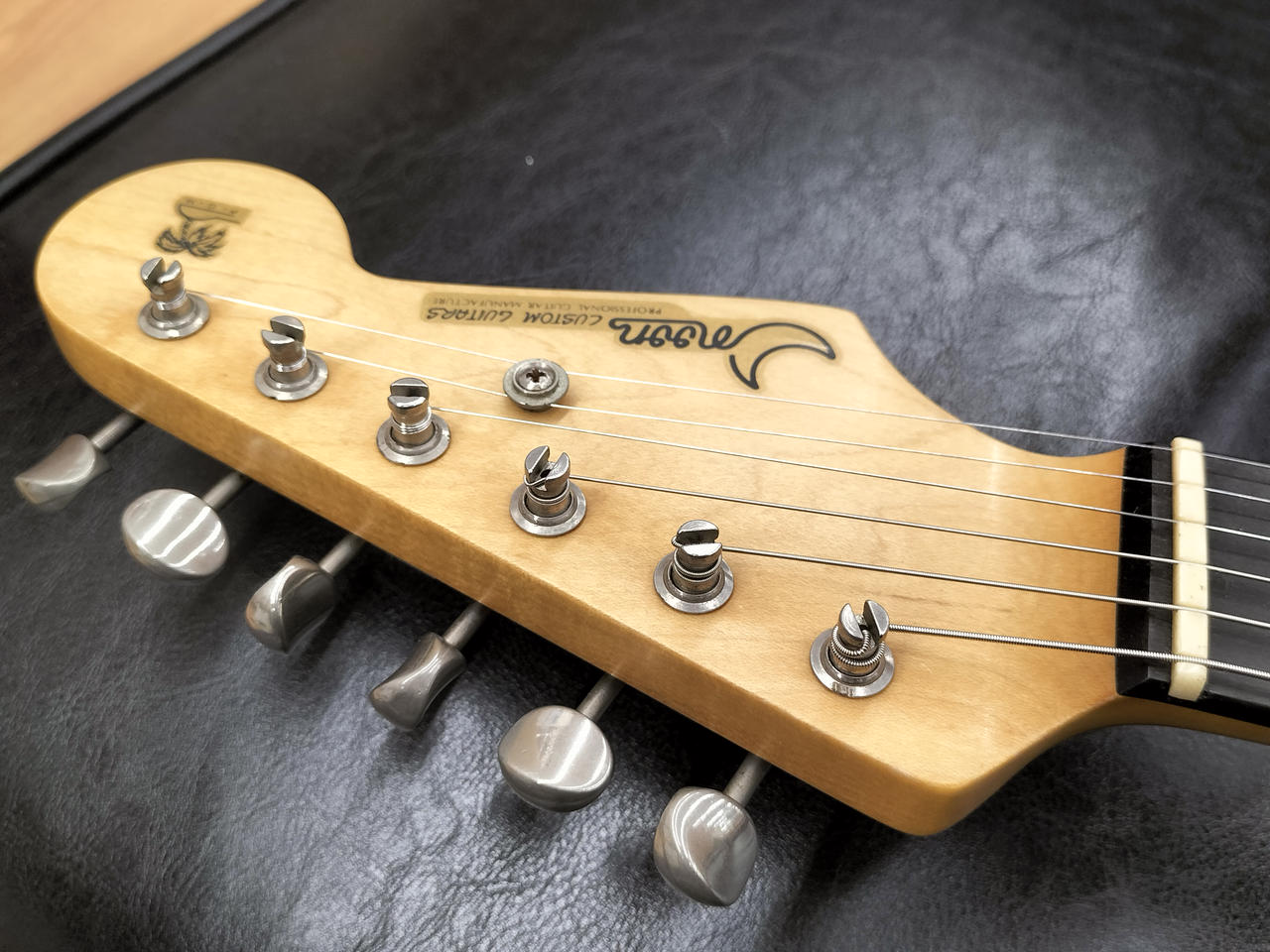 MOON オーダーストラト　EMG アクティブ　ムーニーロゴ　白 MOON オーダーストラト EMG アクティブ ムーニーロゴ 白 - メルカリ