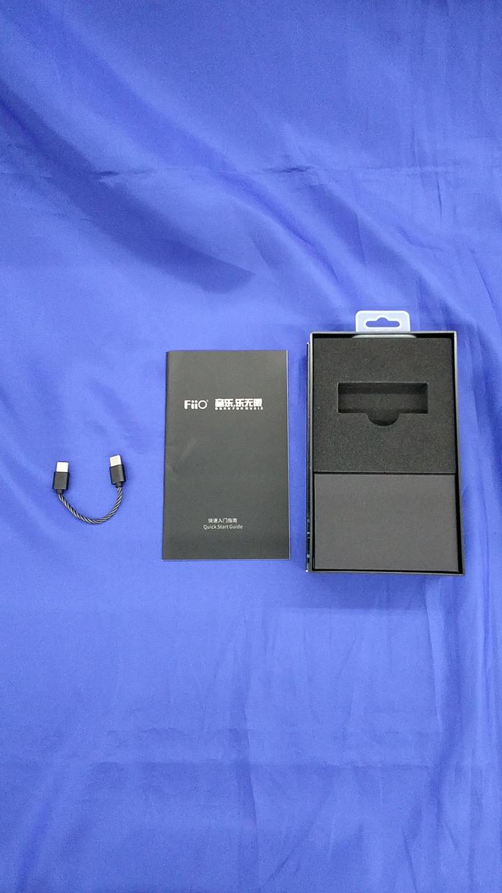 付属品の箱、説明書、C-to-Cケーブル