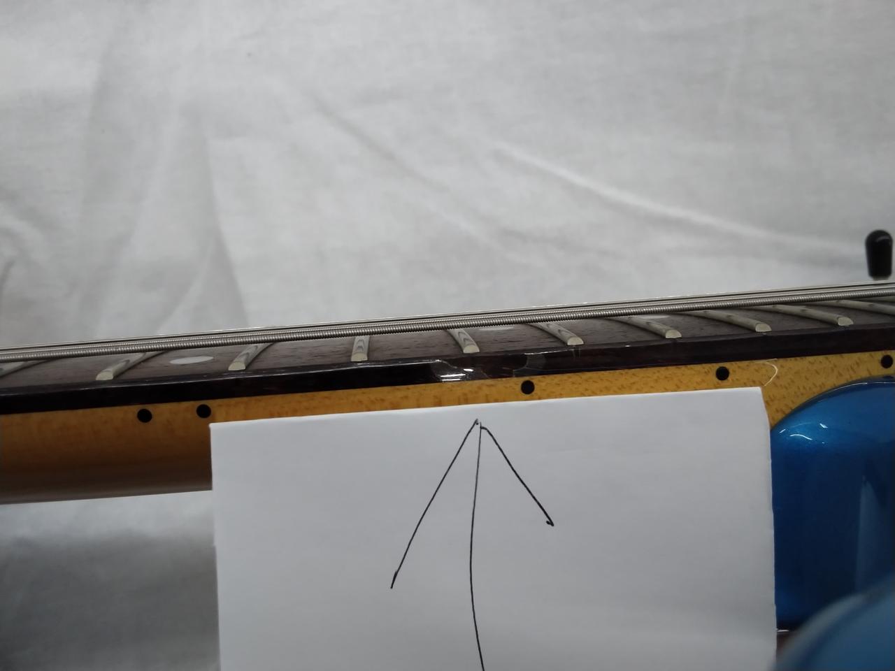 14〜15フレットの間に塗装剥がれあり