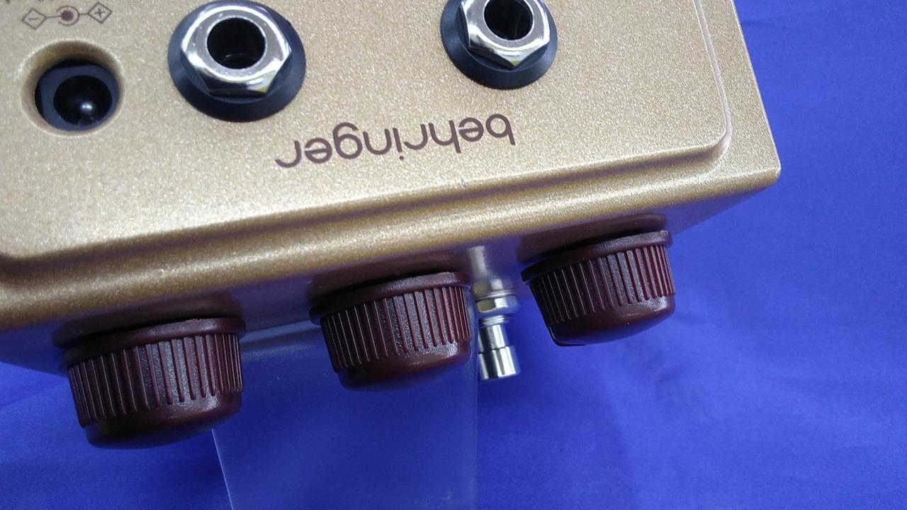 「h」の上あたりに打痕あり