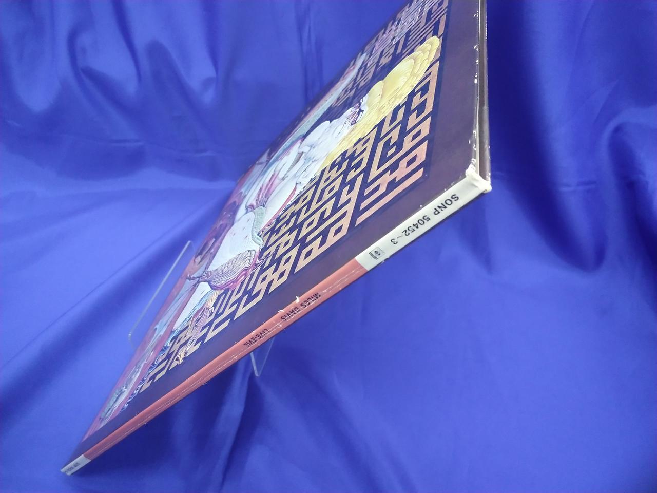 ジャケットにイタミあり