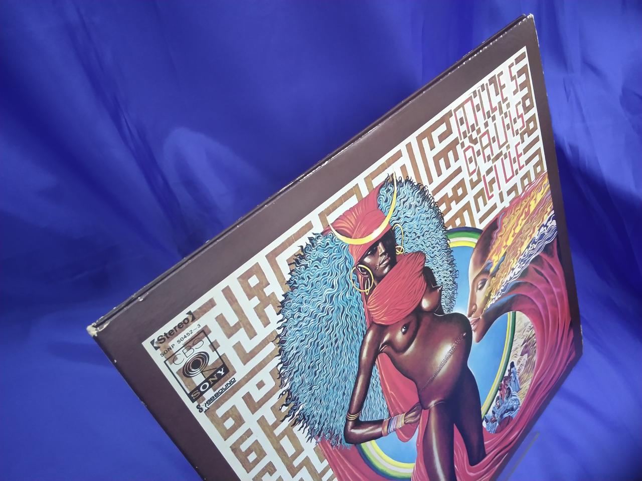 ジャケットにイタミあり