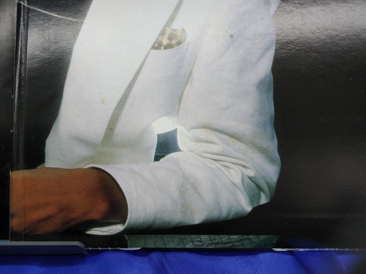 ジャケットに見開きヨゴレあり