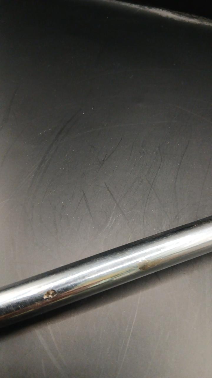 欠けてます。キズ