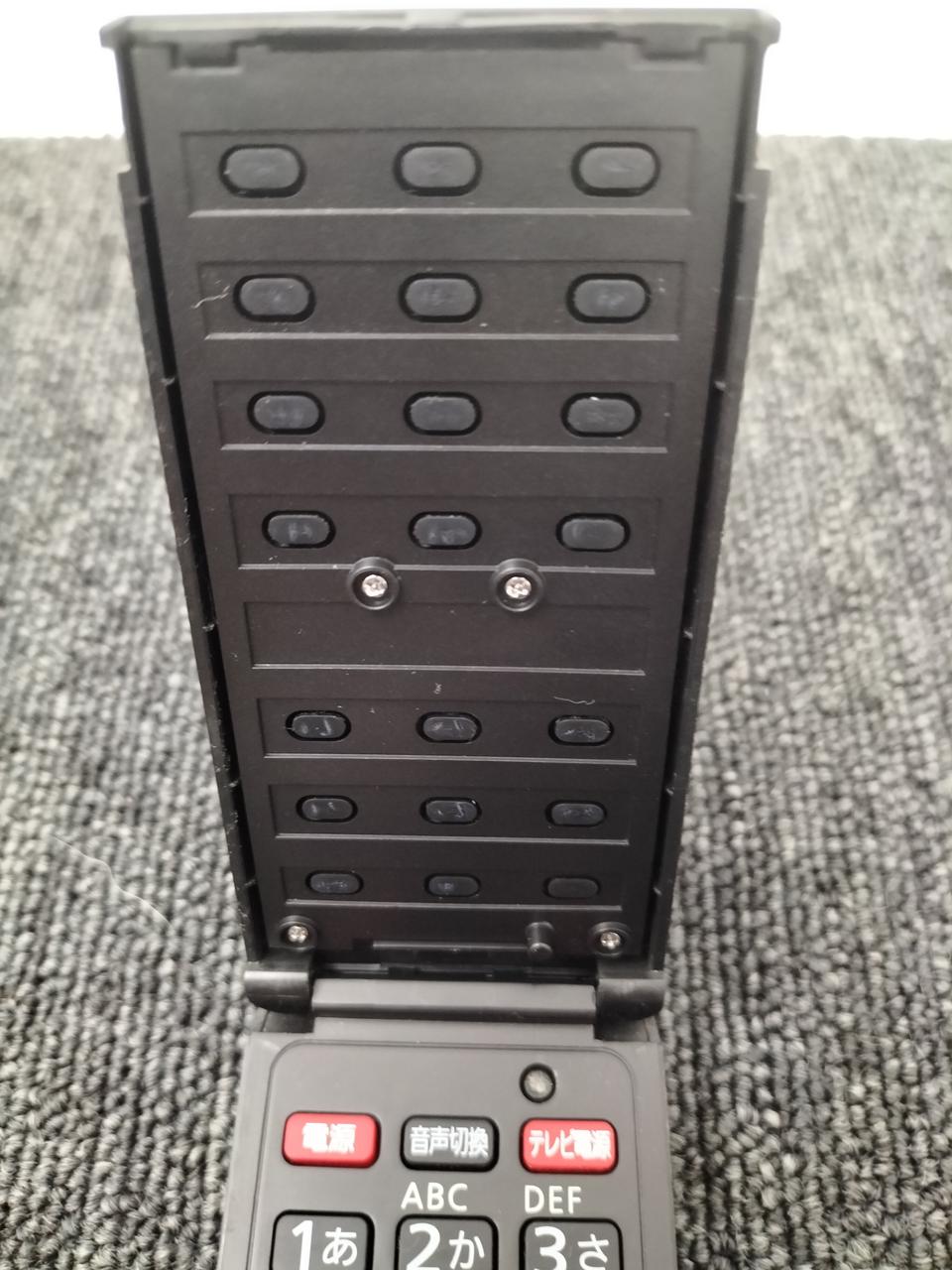 トレイ開閉ボタン部だけ穴が空いていません