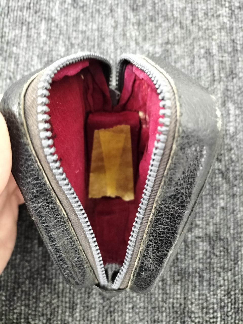 ケース内穴が空いておりテープでとめてます