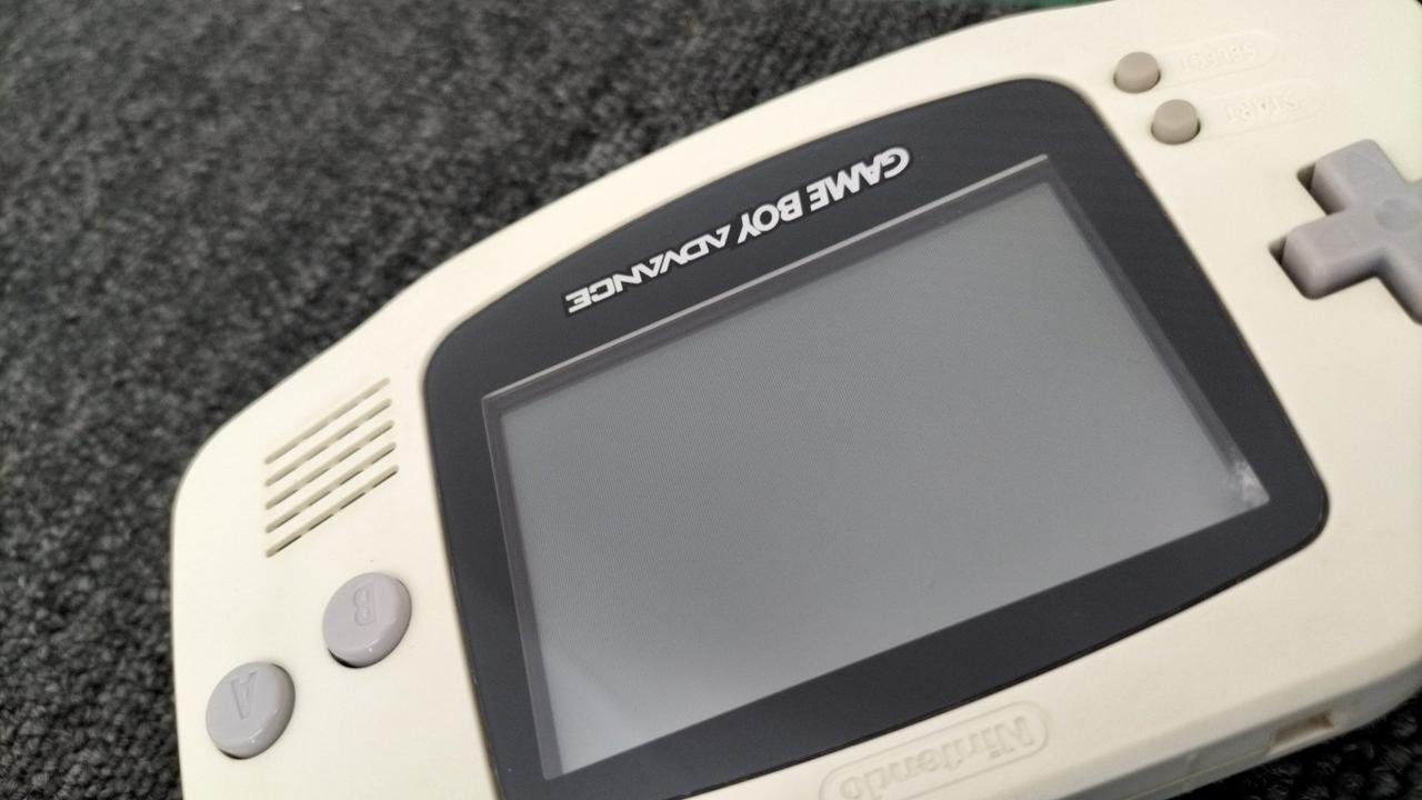 うまく映りませんでしたが液晶に傷多数です