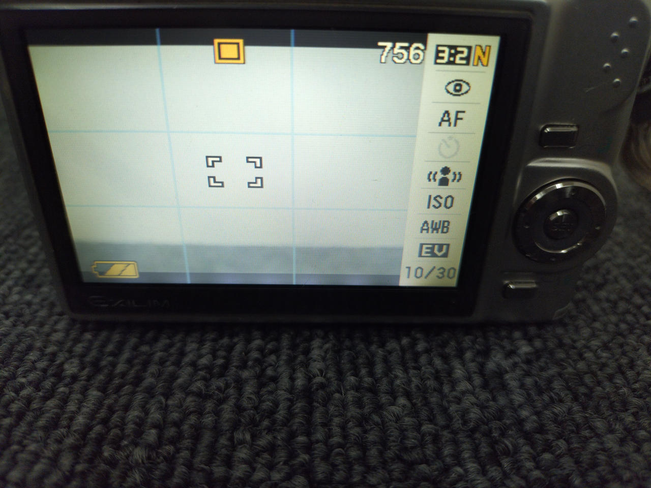 画面中央に薄く模様あり