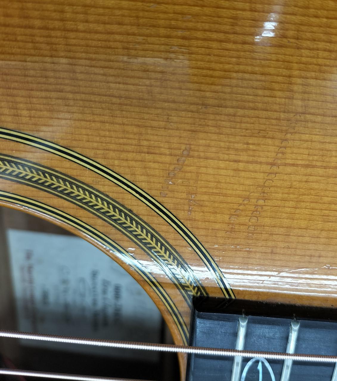 サウンドホール上部にピックの弾きキズ。