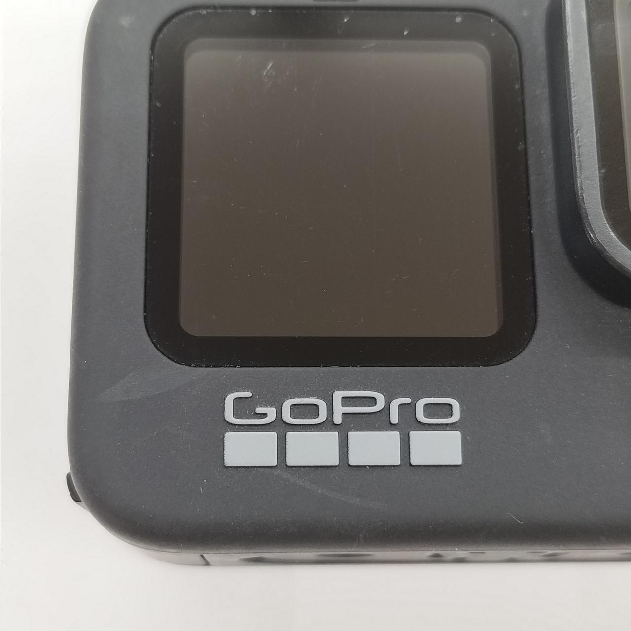 中央付近に薄く縦にキズあり