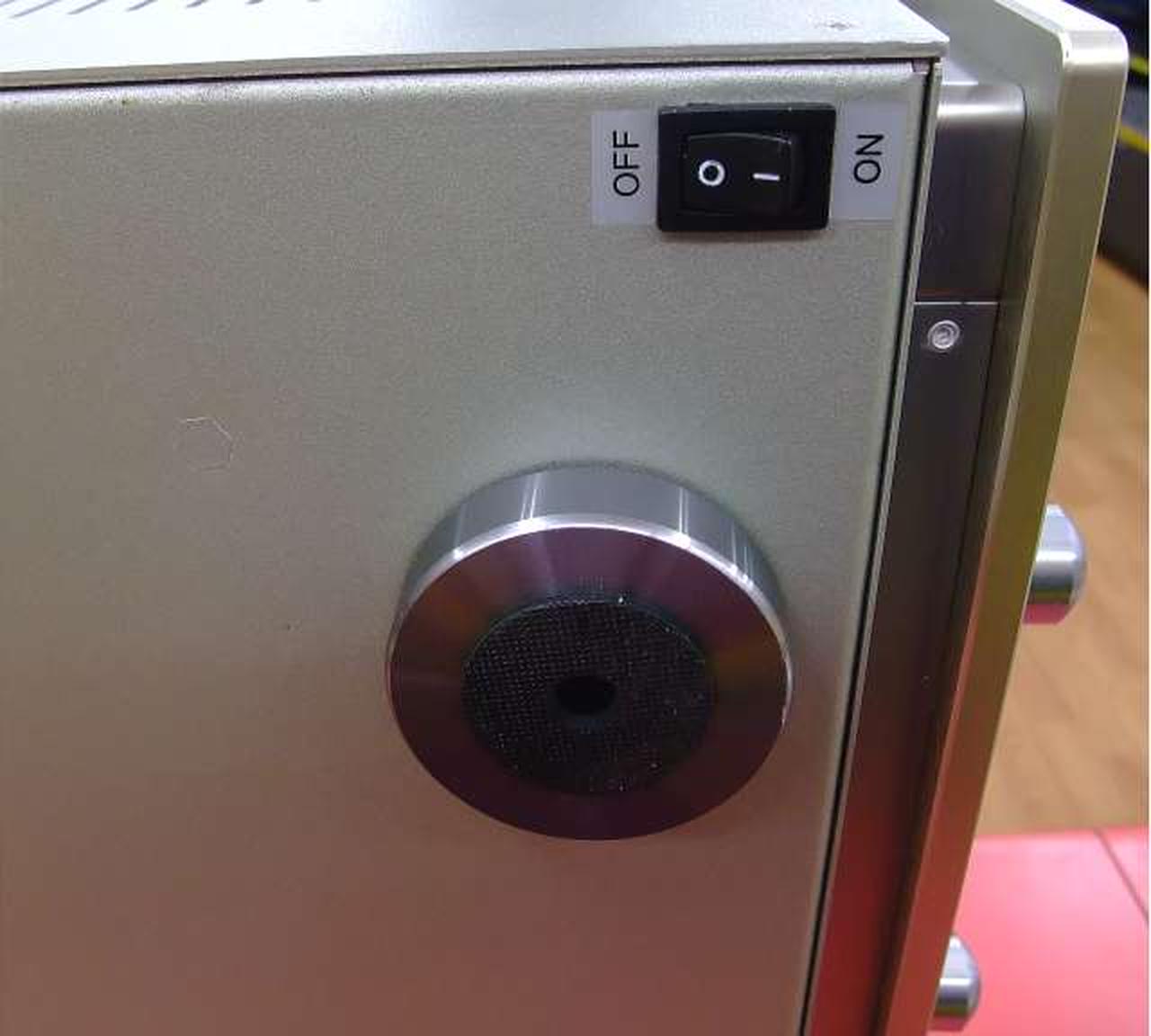 電源ボタン　左側底面にあり