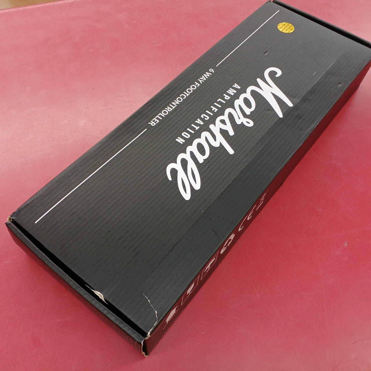 箱に破れがあります。