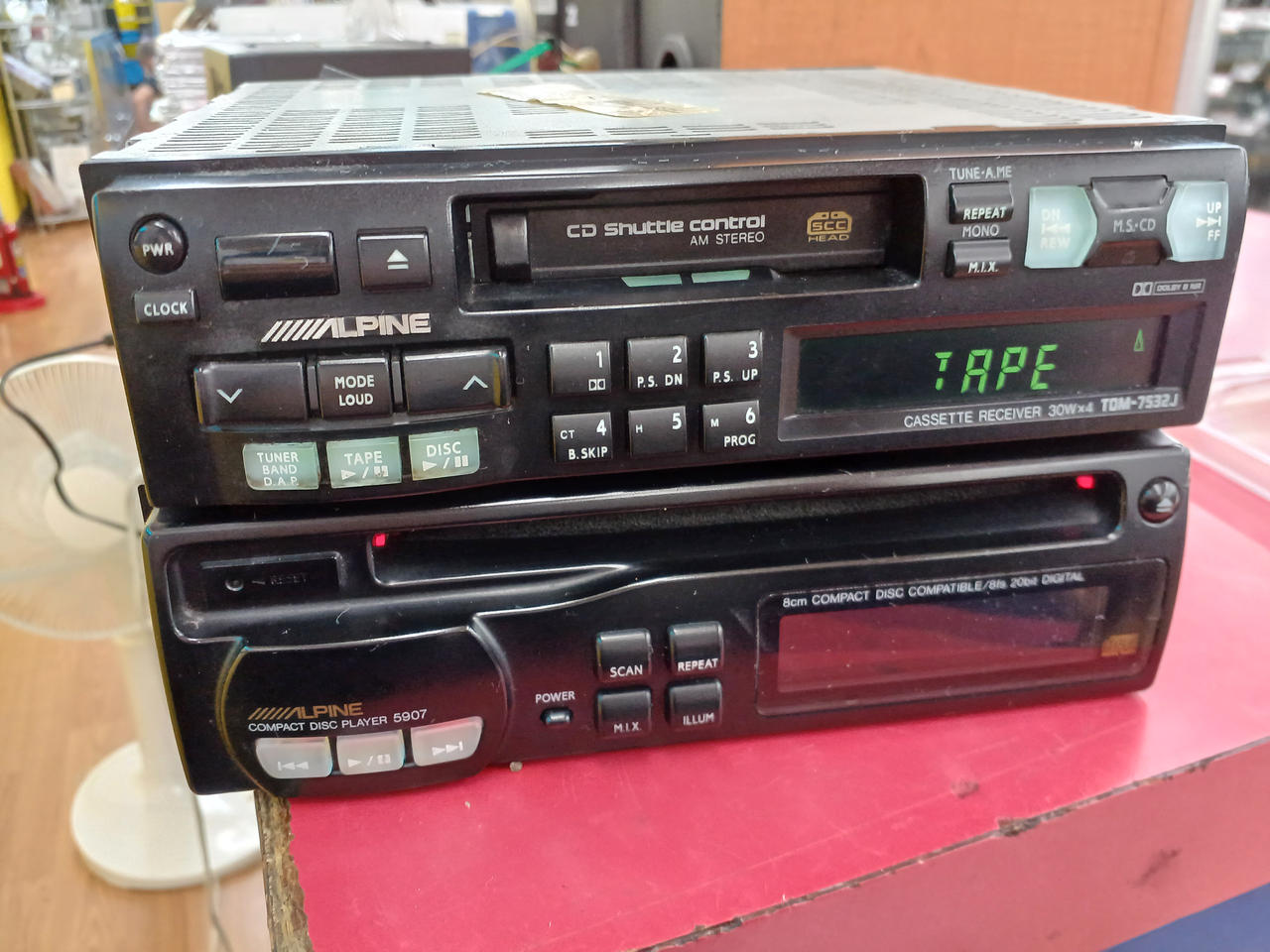 ALPINE カセットデッキ・CDプレイヤー ・CDチェンジャー 時代の変化を、さらに変えていく。アルパインCDチェンジャーの