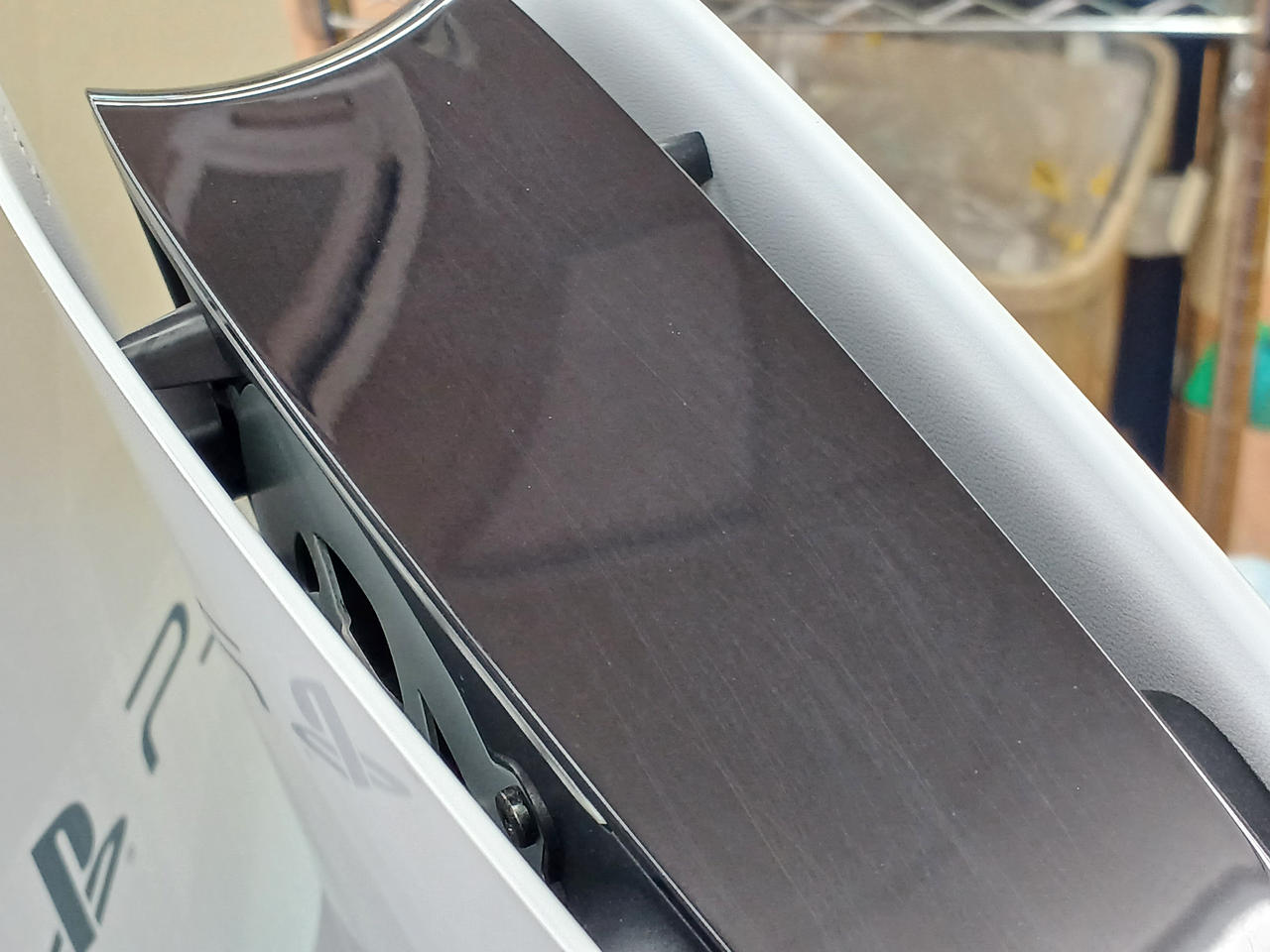 ピアノブラック部分に擦り傷あります