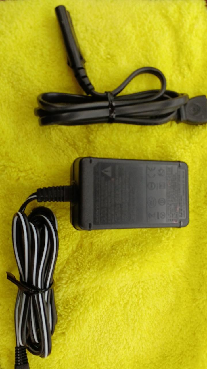 付属品の
電源アダプターです。