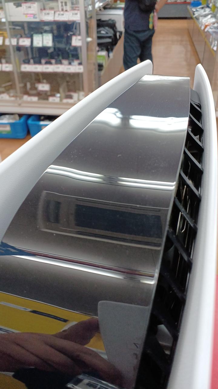 鏡面加工に
少しスリキズがあります。