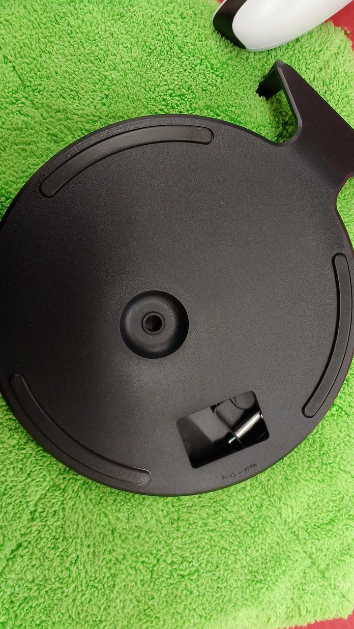 ネジは
底部に収納してあります。