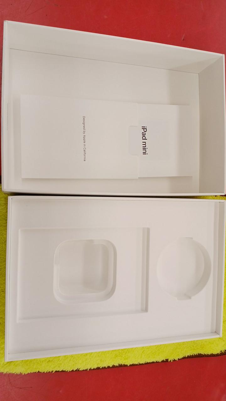 付属品は
外箱と小冊子のみです