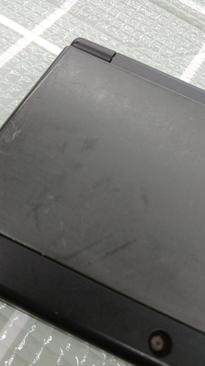 外装は全体的に
こんなキズがあります