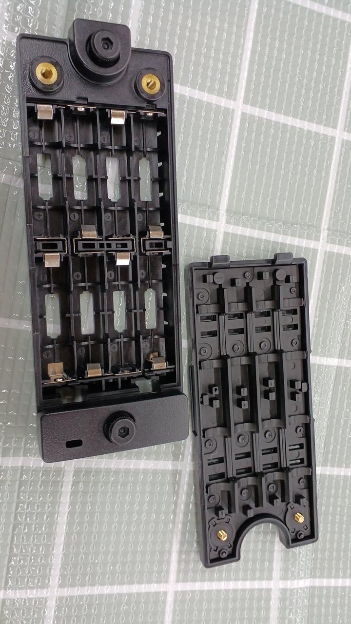 乾電池ケースは
こんな感じです。