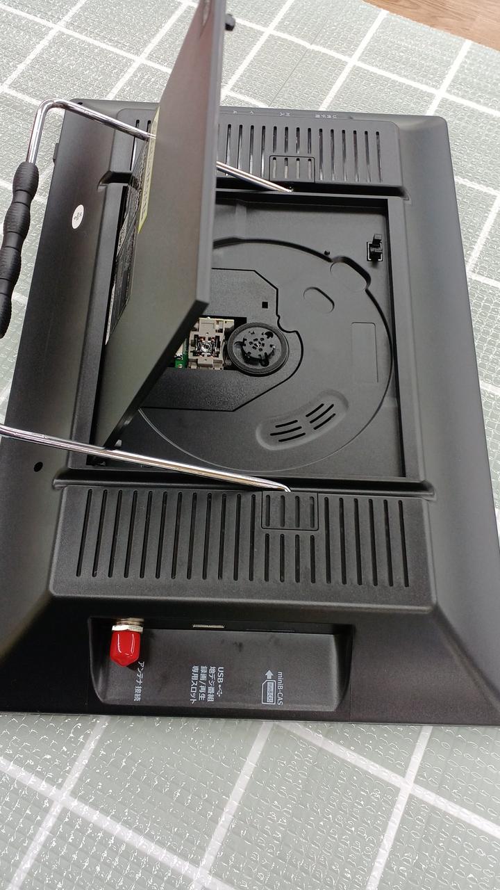 背面にDVDプレーヤー搭載