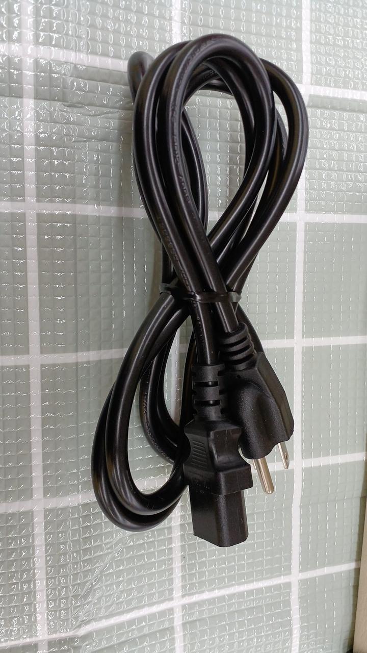 付属品の電源コードです。