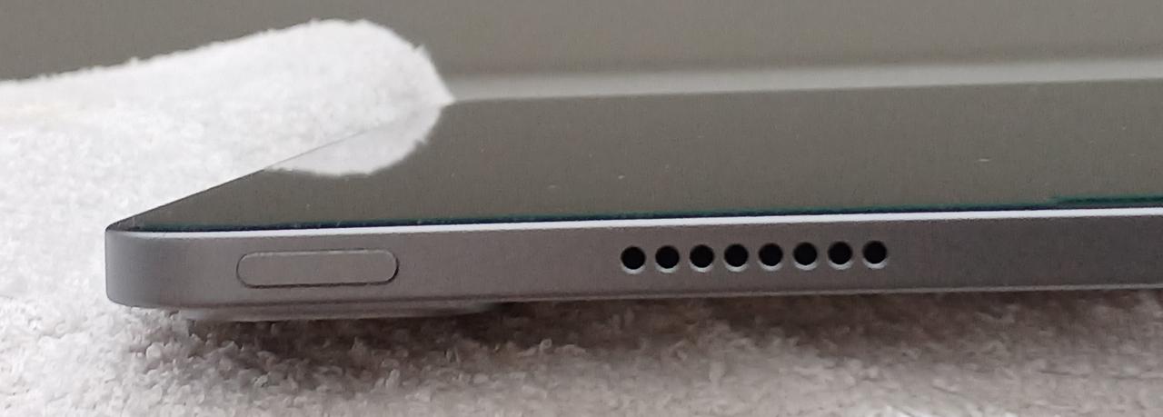 上部、電源ボタン側