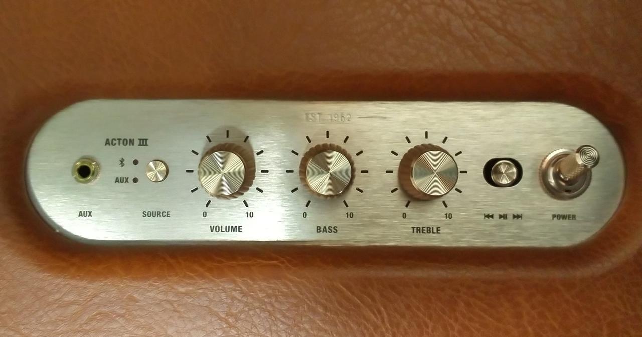 本体上部にある各種ツマミ・ボタンです。