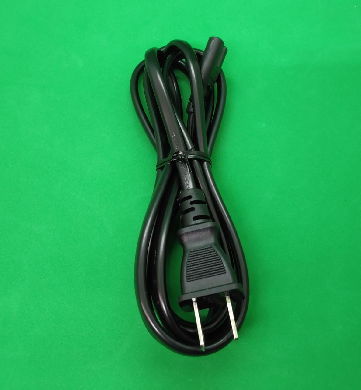 電源ケーブル①です。通常のプラグです。