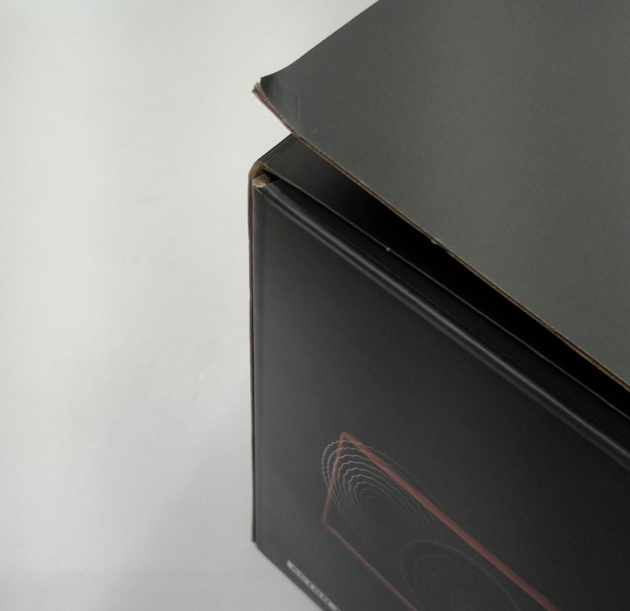 化粧箱にも、キズが見られる箇所あります。