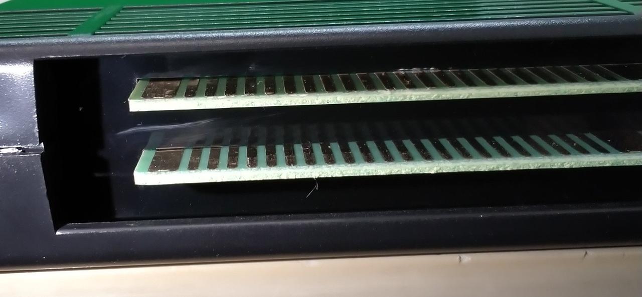 端子の一部にキズあります。