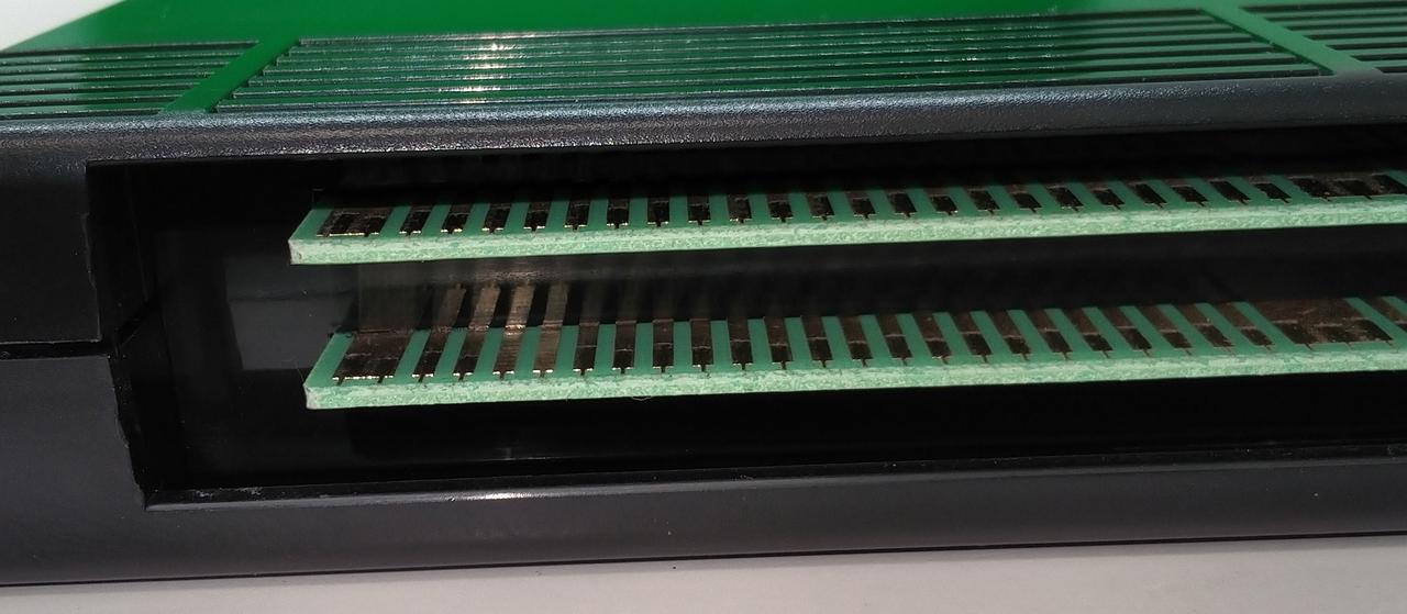 端子にキズ・ヨゴレあります。