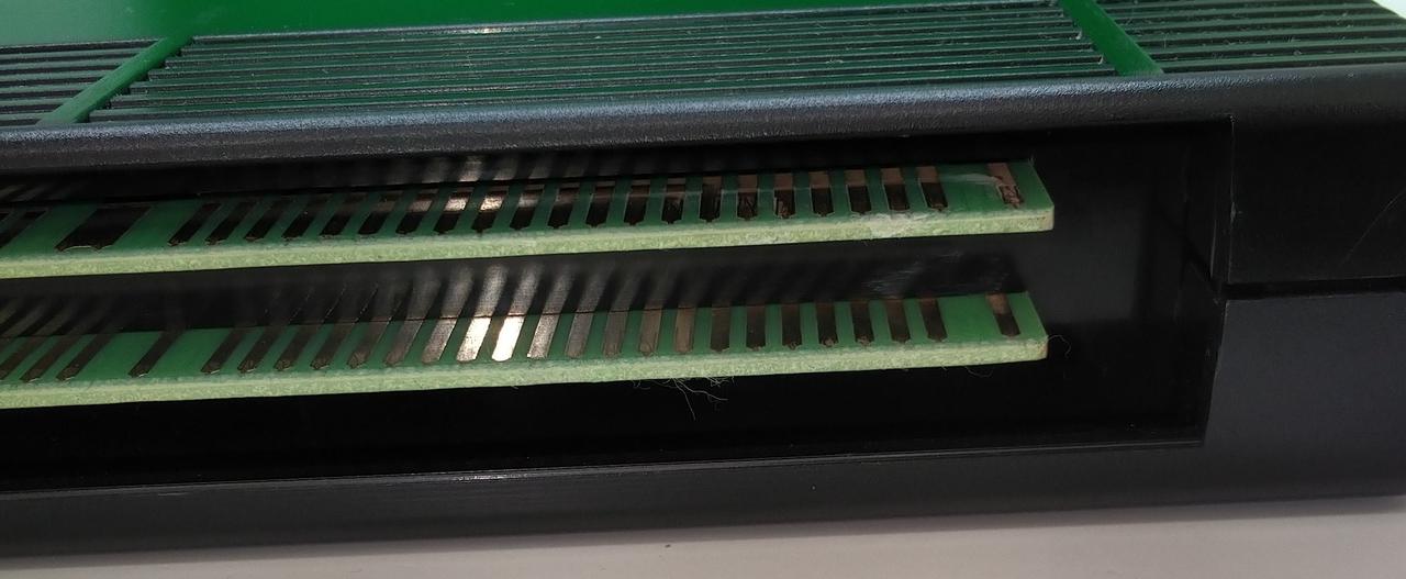 端子にキズ・ヨゴレあります。