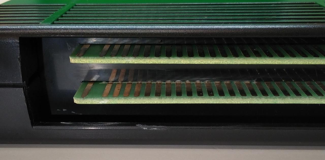 端子の一部にキズあります。