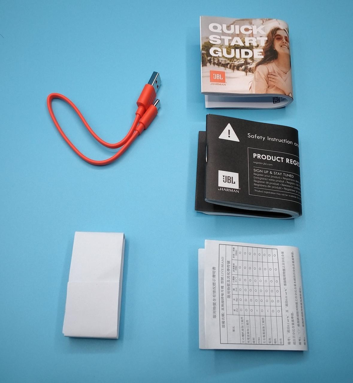 付属のケーブルと印刷物関連です。