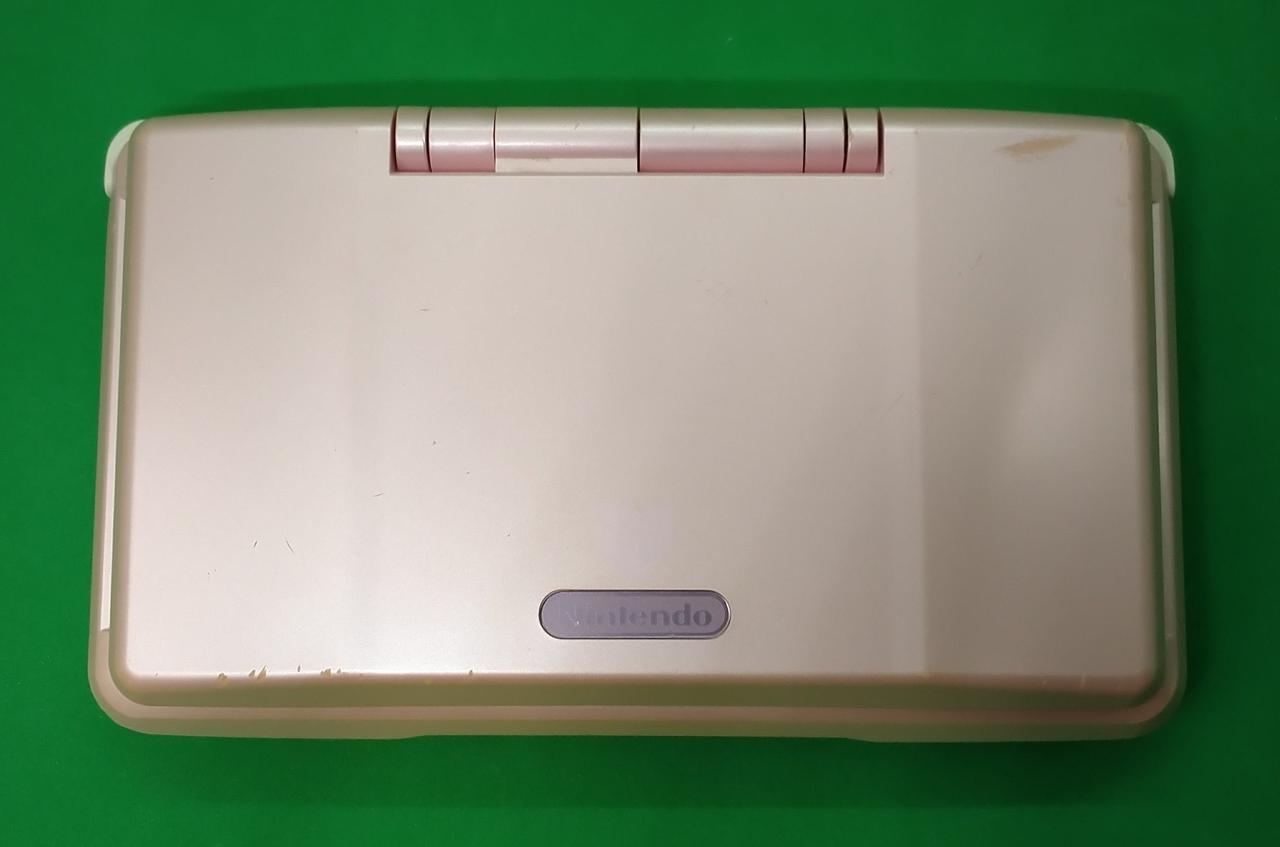 外装にキズが多く、シール跡もあります。