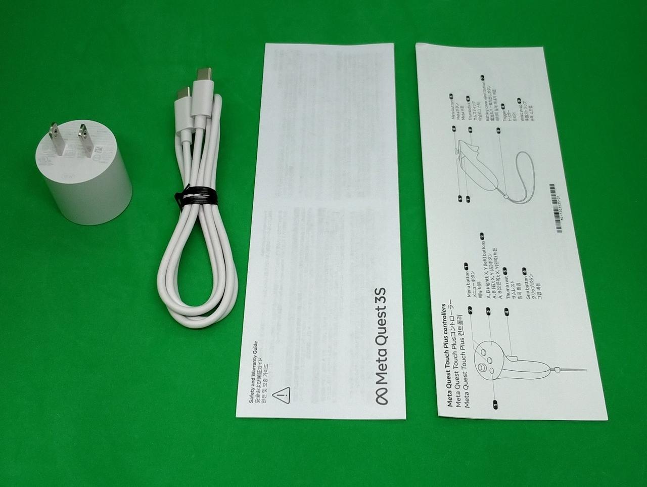 付属のアダプター、ケーブル、印刷物です。