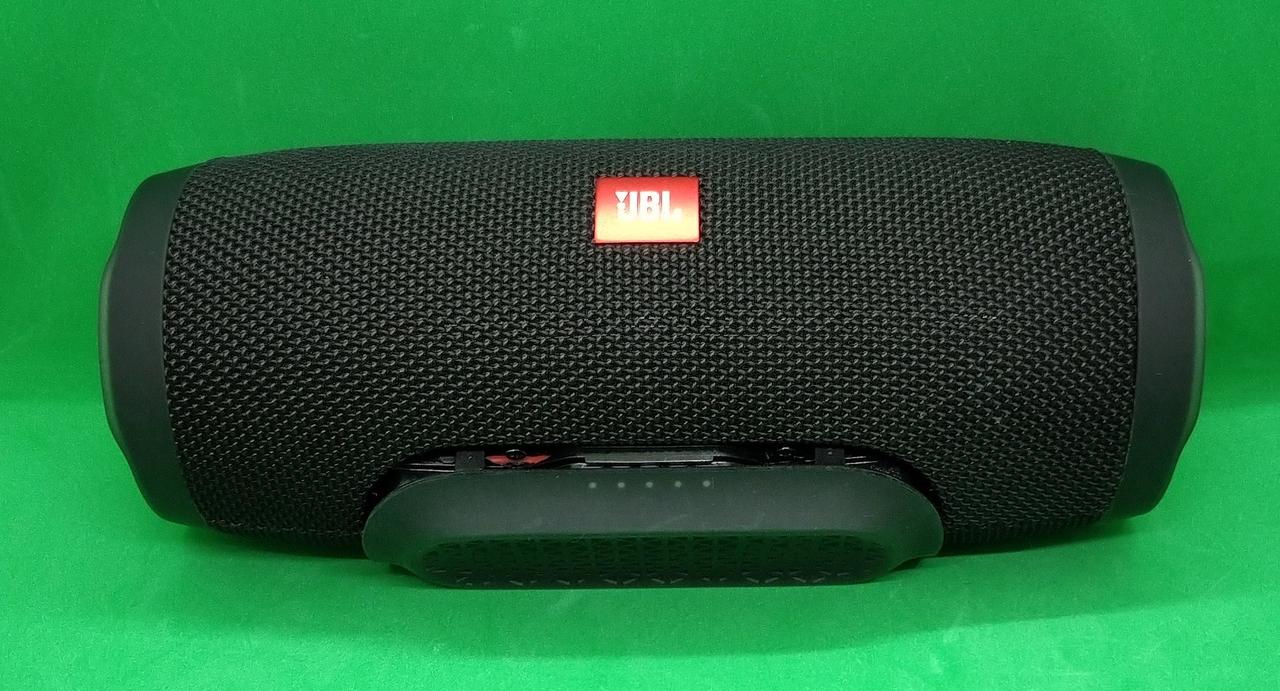 足場が外れかかって、内部が見えてます。