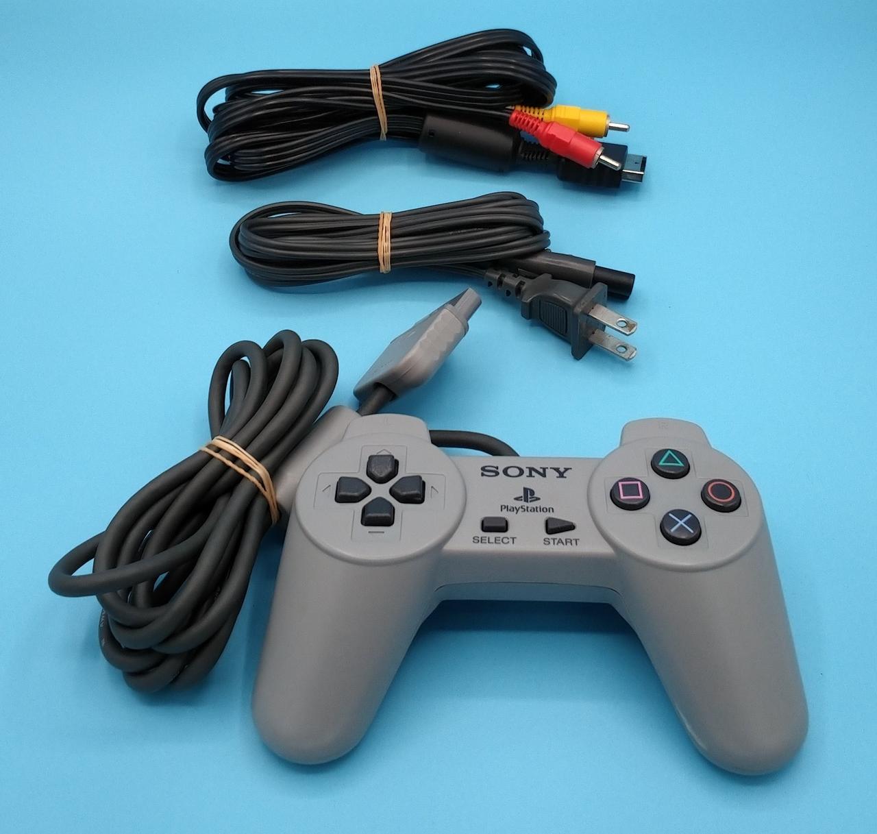 付属のケーブル類とコントローラーです。