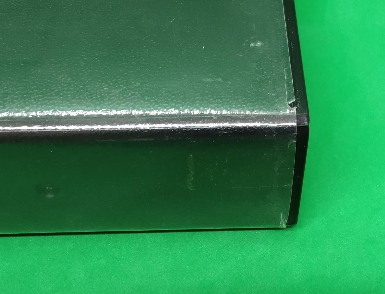 パッケージにシール跡見られます。