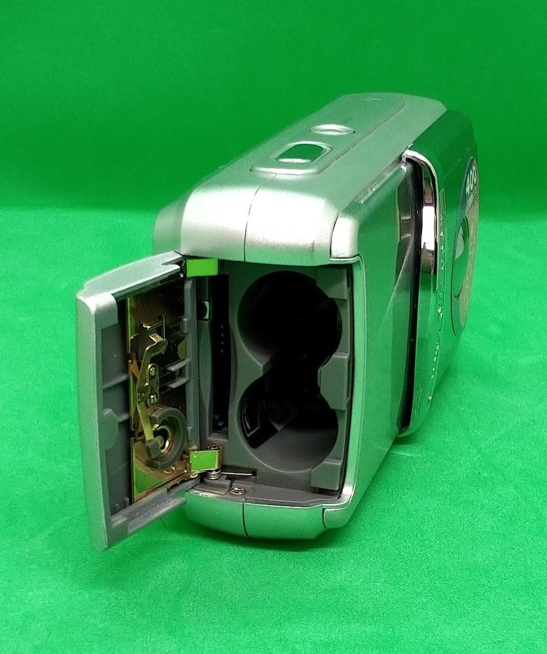 SDカードと電池挿入用の端子です。