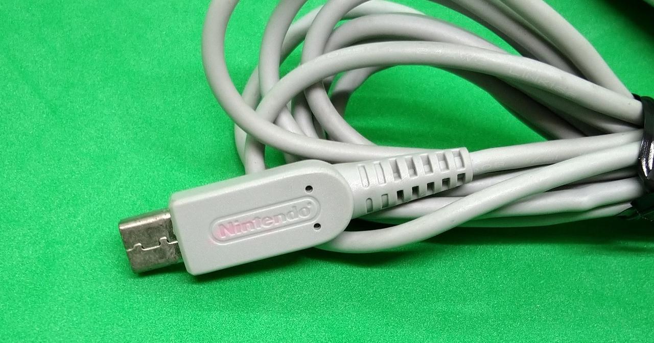 ACアダプター端子付近に赤いヨゴレあり。