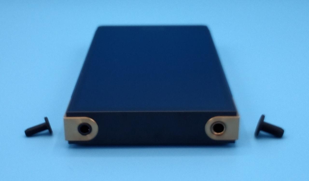 4.4mm端子と3.5mm端子です。